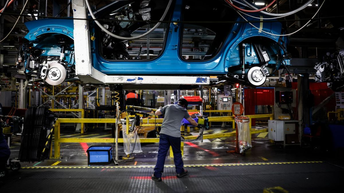 À la chaleur de l'usine, les ouvriers de l'automobile de plus en plus en détresse
