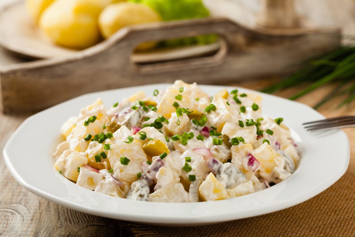 Savoureuse et légère : la salade de pommes de terre qui accompagne parfaitement vos grillades