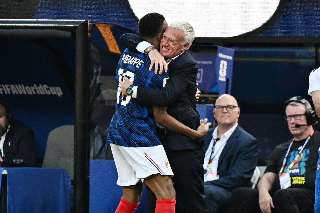 Une accolade émouvante : Mbappé soutient Deschamps après sa tragédie familiale