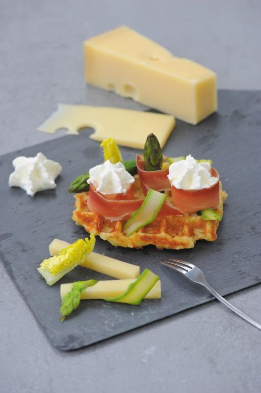 Une gaufre de pommes de terre revisitée au fromage suisse et noisettes