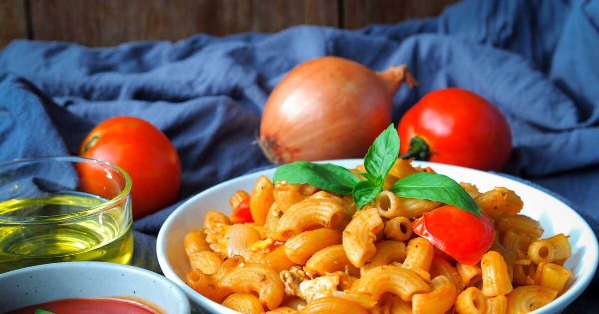 La recette incontournable de pâtes aux oignons et tomates par Julie Andrieu