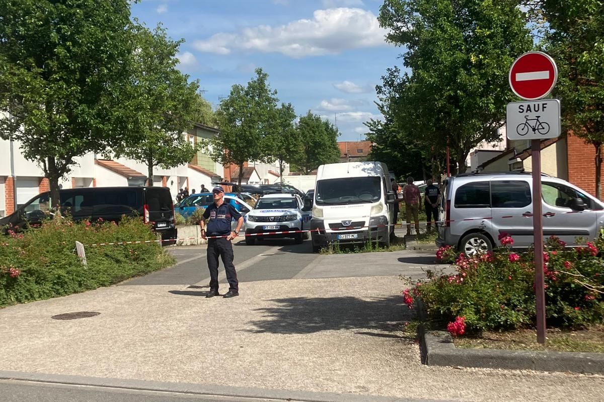 Drame familial : deux jumelles de 15 mois décèdent de déshydratation, leurs parents en détention
