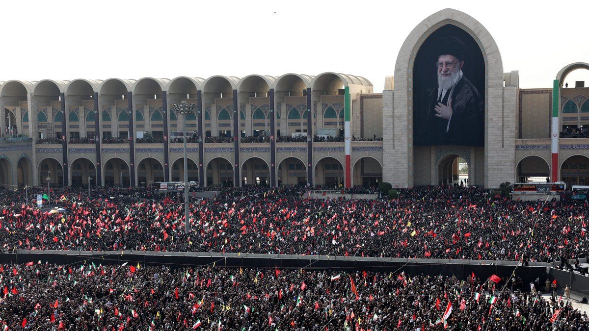 Les funérailles historiques d'Ali Khamenei : l'Iran entre recueillement et tensions politiques