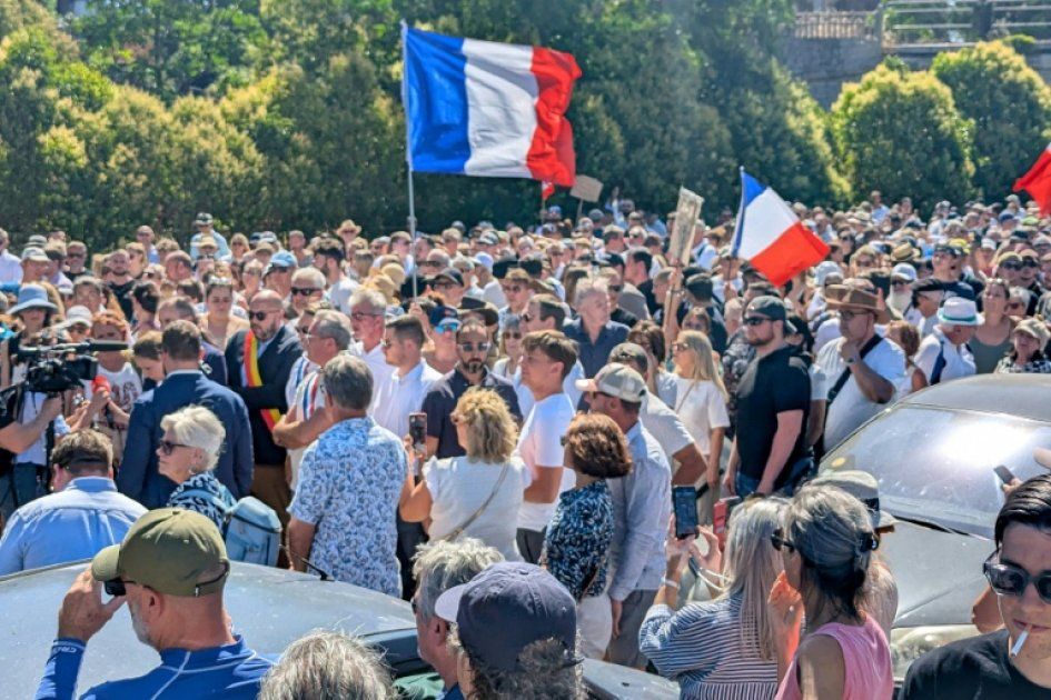 Narbonne rend hommage à Louis : des milliers de personnes en marche blanche
