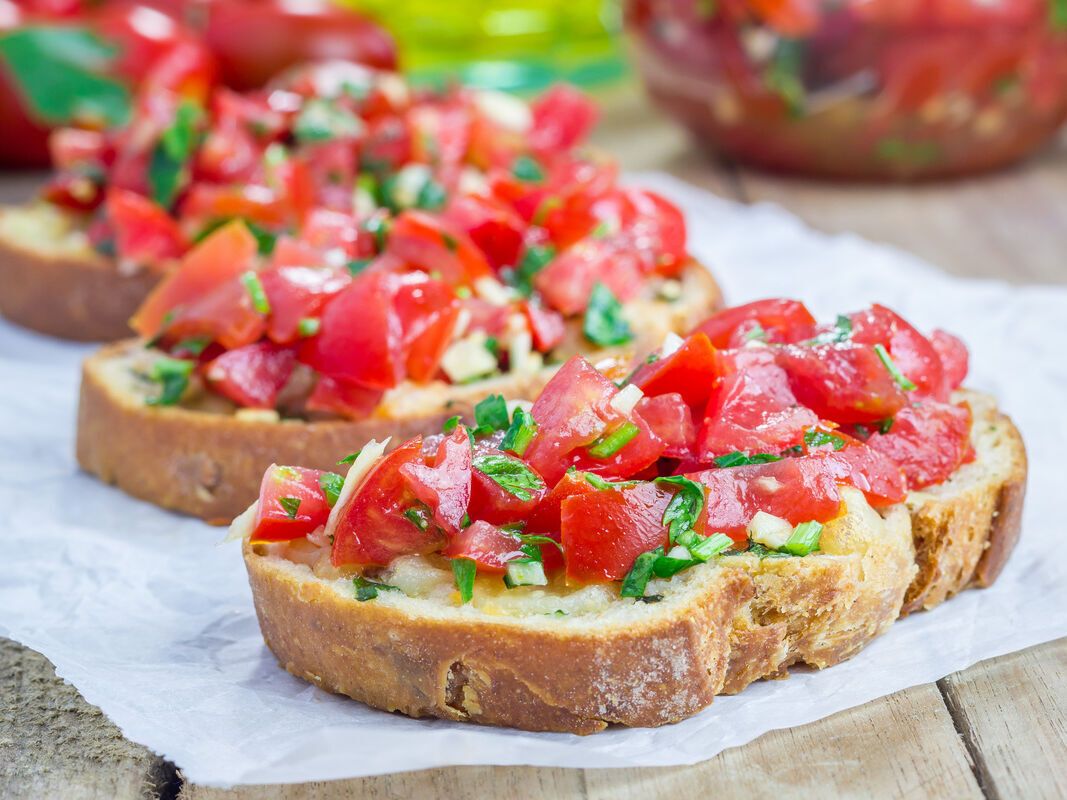 9 délicieuses recettes de toasts estivaux à savourer