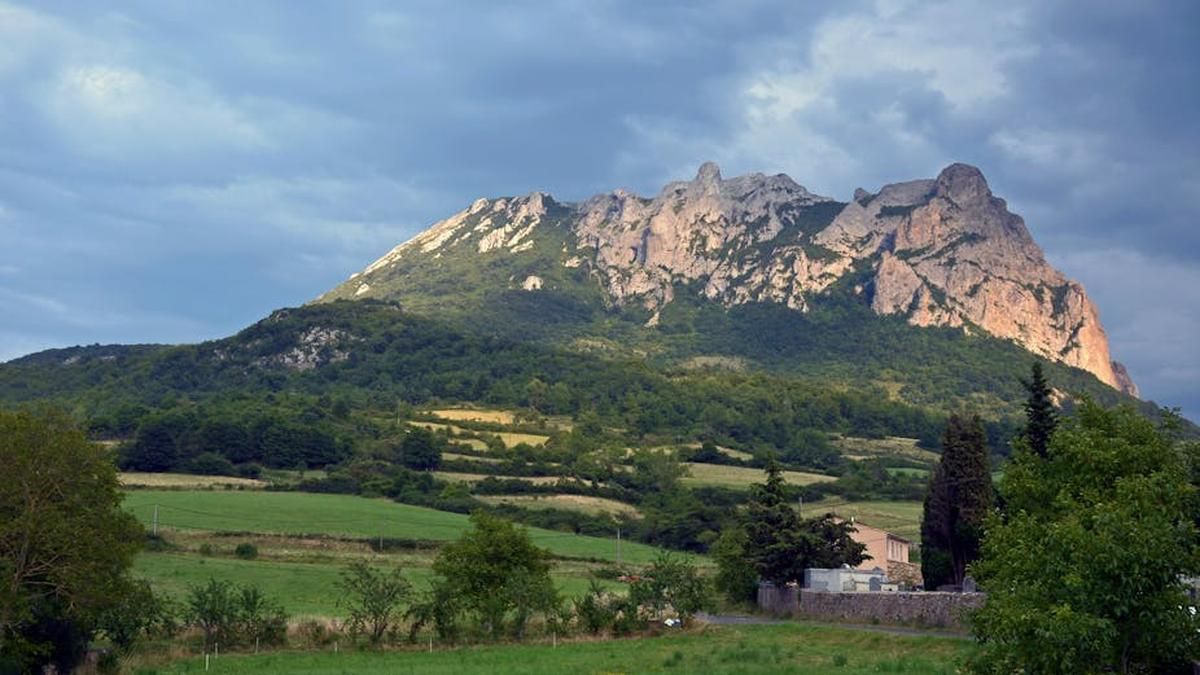 Le pic de Bugarach, entre réalité et légende : voyage au cœur des mythes contemporains