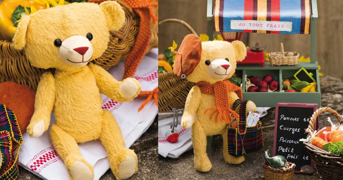 l'ours en peluche qui fait fondre les cœurs : écharpe et béret au rendez-vous