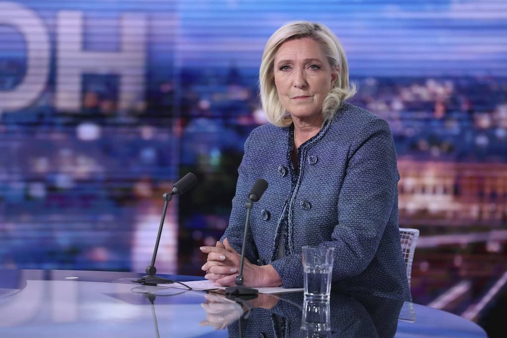 Marine Le Pen confirme sa candidature à la présidentielle malgré sa condamnation