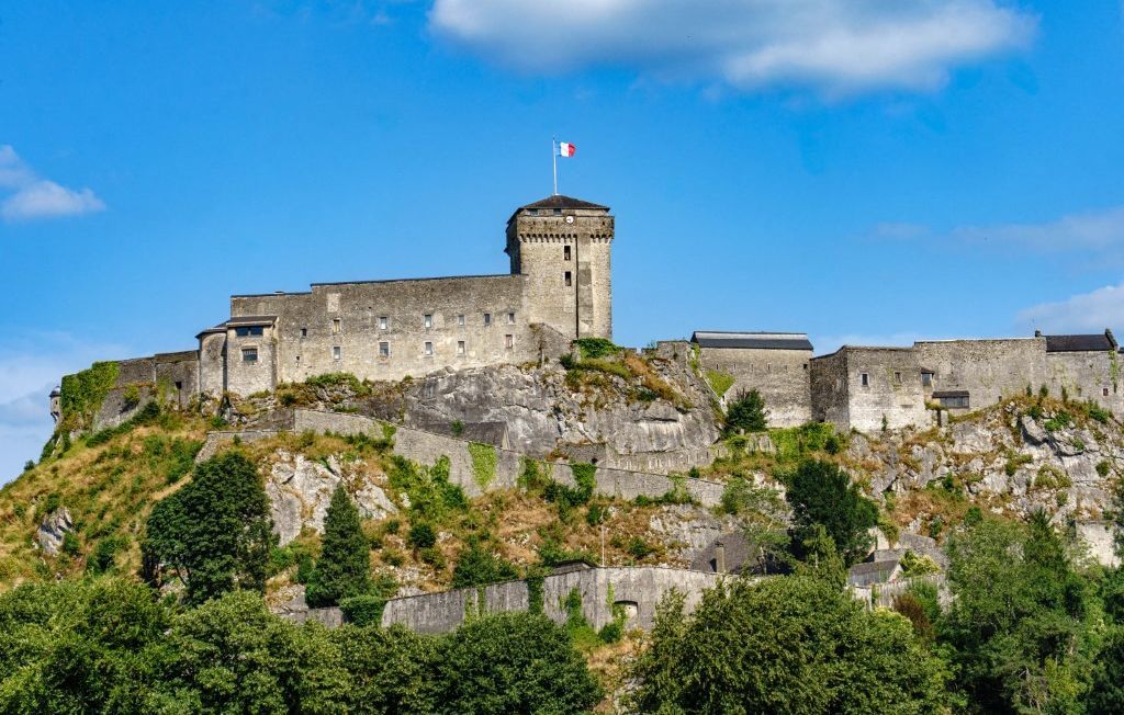 Lourdes : un feu d'artifice controversé provoque un incendie au pied du château