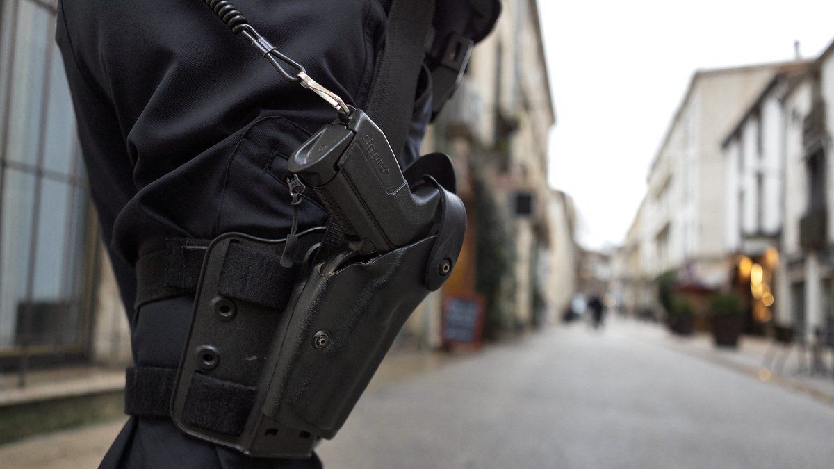 Un policier impliqué dans un réseau international de trafic d'armes : 23 fusils saisis